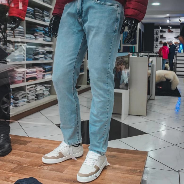 Look masculino com jeans claro e tênis